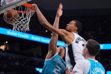 欧联杯官方app-马刺18战16胜，范乔丹公开泼冷水！文班比肩06姚明用行动打破质疑