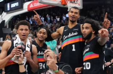 欧联杯直播下载-22+10+10，4号秀超级崛起，说他是保罗接班人，可能并非开玩笑|马刺|克里斯·保罗|卡斯尔|哈珀|圣安东尼奥马刺队_新浪体育_新浪新闻