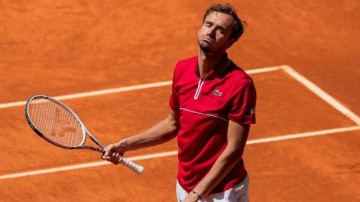 欧联杯官方app-红土蜜月期仅持续1天 梅德维德夫又被“打回原形”？